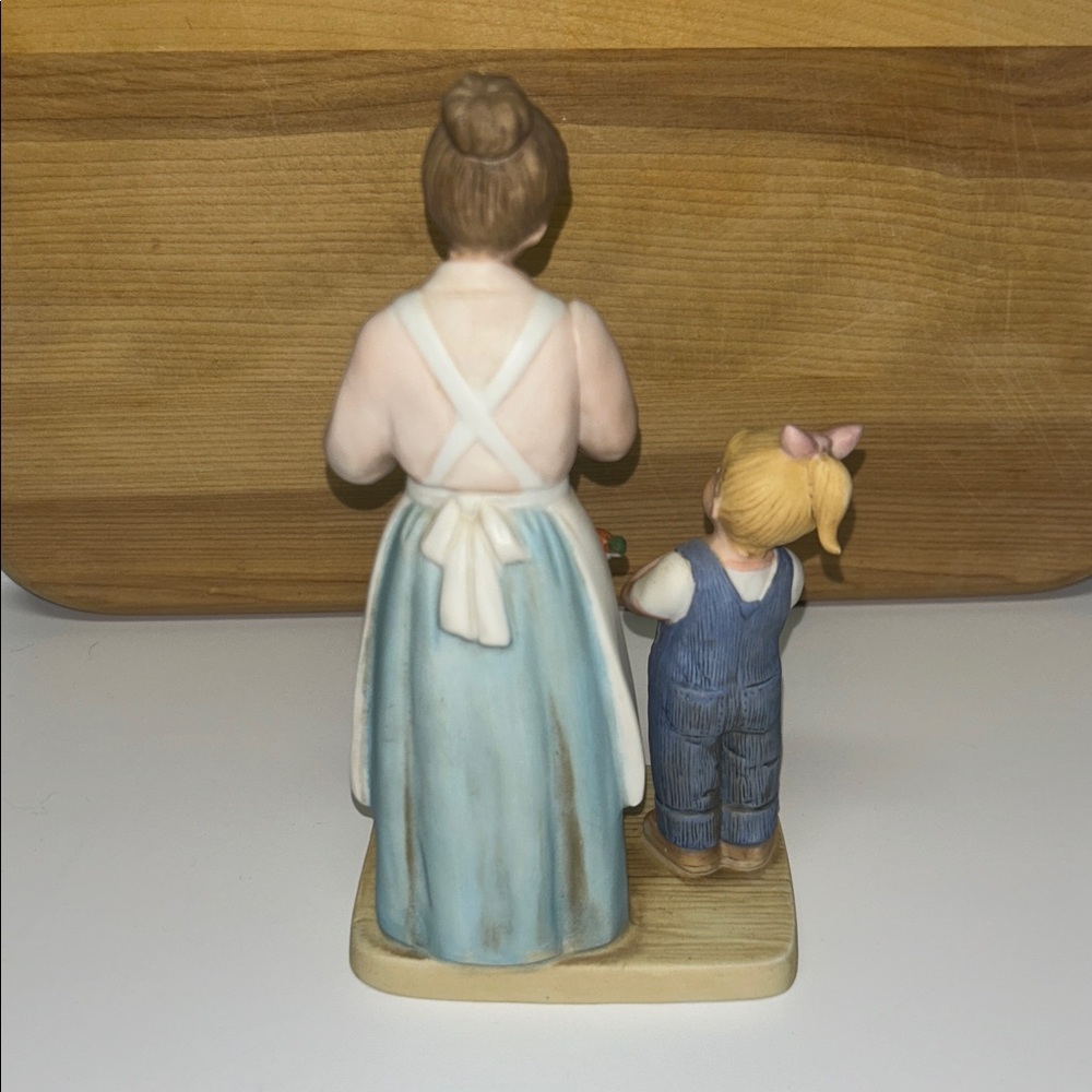 Denim Days porcelain figurine “Helping Mom” - Picture 2 of 4